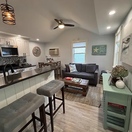 Updated 1Bd Cottage - Pool Jacuzzi And More